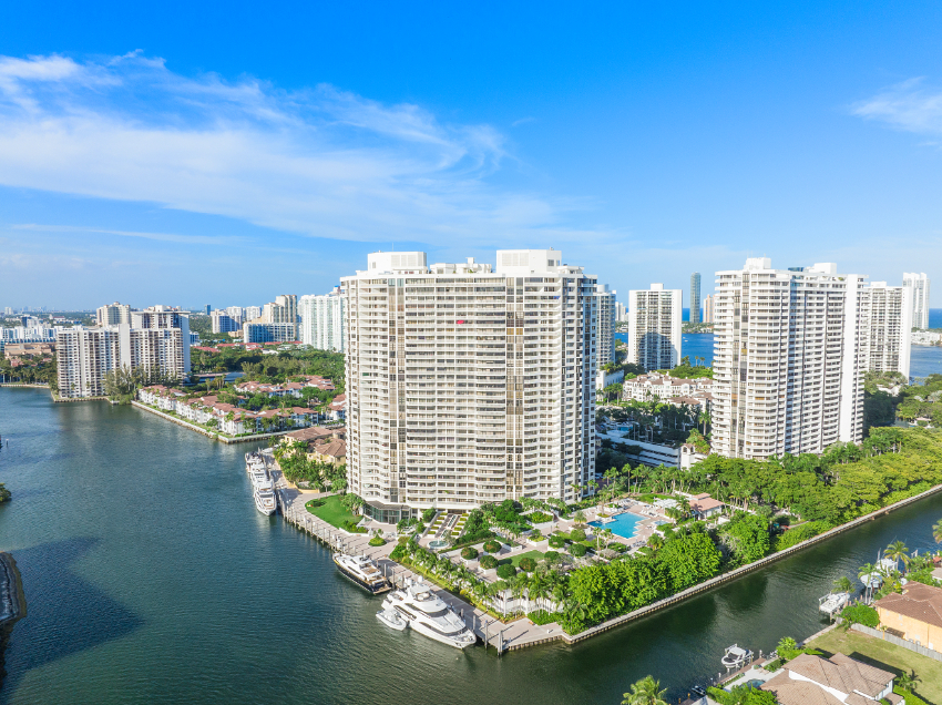 1000 Island Blvd exterior at Williams Island