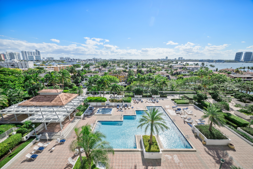 1000 Island Blvd pool