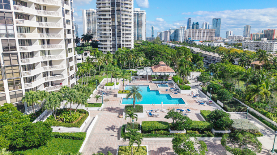 1000 Island Blvd pool deck
