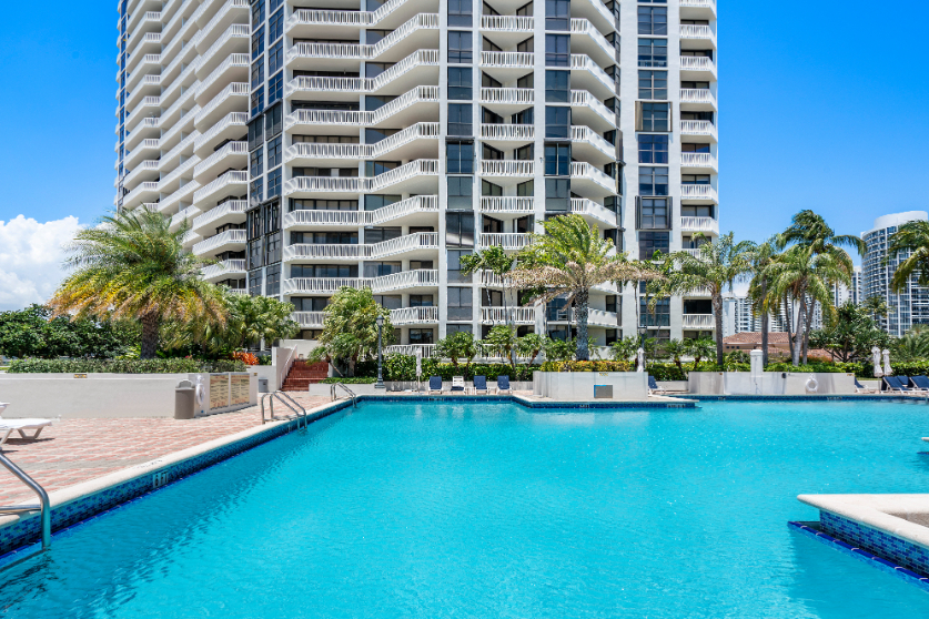 1000 Island Blvd poolside seating