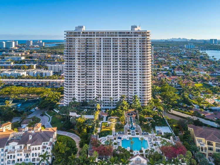 2000 Island Blvd exterior at Williams Island