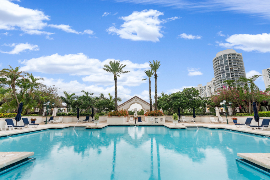 2000 Island Blvd pool area