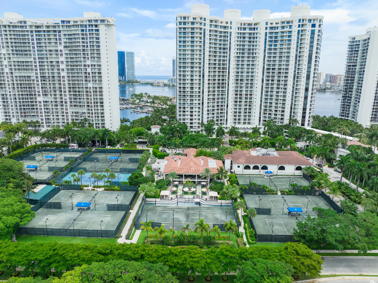 Williams Island tennis center